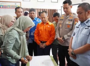 bupati luwu timur irwan bachri syam menyaksikan penandatanganan penyelesaian lahan old camp sorowako di kantor camat nuha