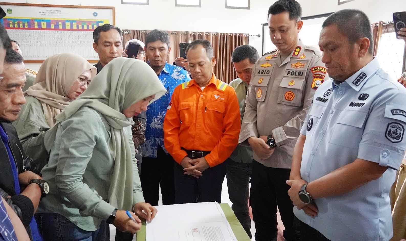 bupati luwu timur irwan bachri syam menyaksikan penandatanganan penyelesaian lahan old camp sorowako di kantor camat nuha