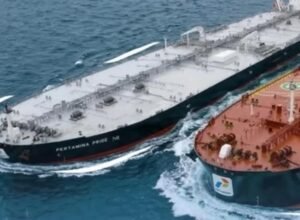 kapal tanker melintasi selat hormuz untuk menjaga pasokan energi nasional indonesia
