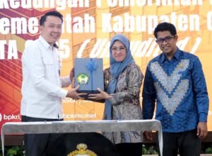bupati gowa sitti husniah talenrang menyerahkan lkpd 2025 kepada bpk di kantor bpk sulsel