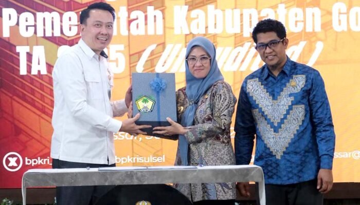 bupati gowa sitti husniah talenrang menyerahkan lkpd 2025 kepada bpk di kantor bpk sulsel