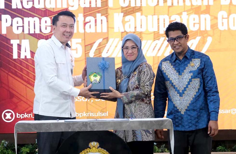 bupati gowa sitti husniah talenrang menyerahkan lkpd 2025 kepada bpk di kantor bpk sulsel