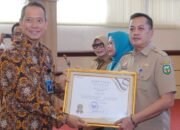 penjabat sekretaris daerah kabupaten luwu muhammad rudi menerima penghargaan dukungan program mbg 3b di kantor gubernur sulawesi selatan