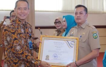 penjabat sekretaris daerah kabupaten luwu muhammad rudi menerima penghargaan dukungan program mbg 3b di kantor gubernur sulawesi selatan