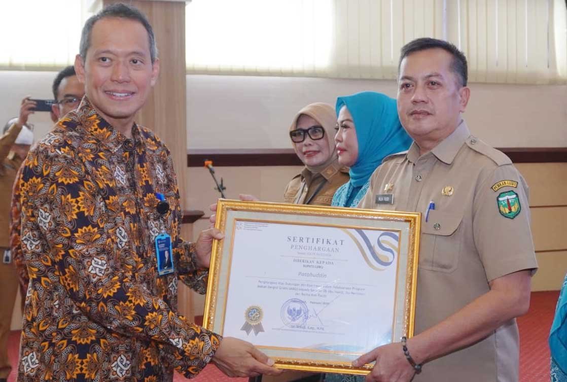 penjabat sekretaris daerah kabupaten luwu muhammad rudi menerima penghargaan dukungan program mbg 3b di kantor gubernur sulawesi selatan