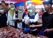 petugas dinas kesehatan pangkep mengambil sampel pangan pedagang di pasar sentral pangkajene pangkep
