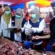 petugas dinas kesehatan pangkep mengambil sampel pangan pedagang di pasar sentral pangkajene pangkep