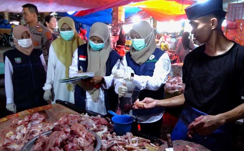 petugas dinas kesehatan pangkep mengambil sampel pangan pedagang di pasar sentral pangkajene pangkep