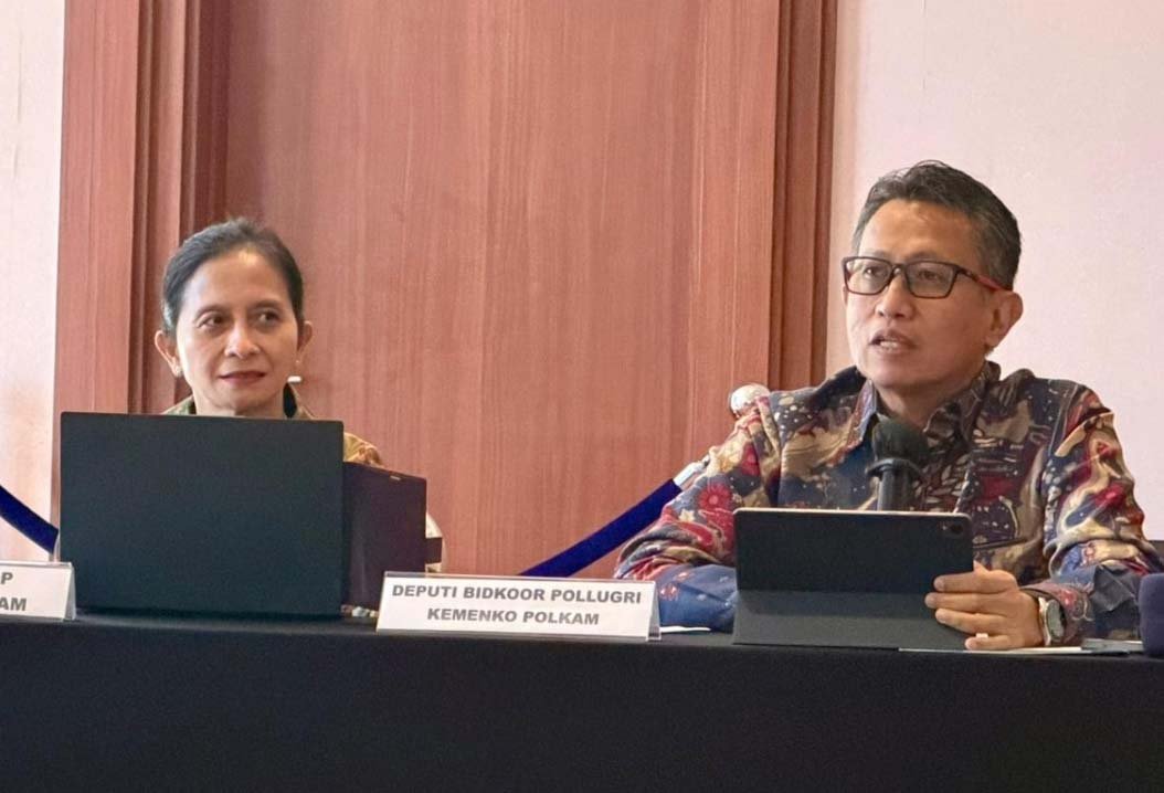 deputi kemenko polkam memimpin rapat koordinasi pemantauan warga negara asing