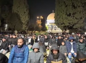 ribuan warga muslim palestina melaksanakan shalat tarawih berjamaah di kompleks masjid al-aqsa yerusalem 17 februari 2026