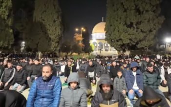 ribuan warga muslim palestina melaksanakan shalat tarawih berjamaah di kompleks masjid al-aqsa yerusalem 17 februari 2026