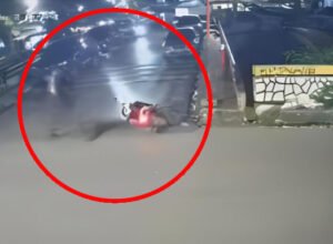 rekaman cctv dugaan penyiraman air keras terhadap aktivis kontras andrie yunus di salemba jakarta pusat