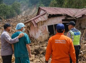 petugas meninjau rumah rusak akibat banjir dan longsor di sumatra untuk bantuan nakes terdampak bencana