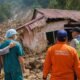 petugas meninjau rumah rusak akibat banjir dan longsor di sumatra untuk bantuan nakes terdampak bencana