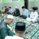 wali kota parepare tasming hamid menyerahkan bantuan masjid saat safari ramadan di bacukiki parepare