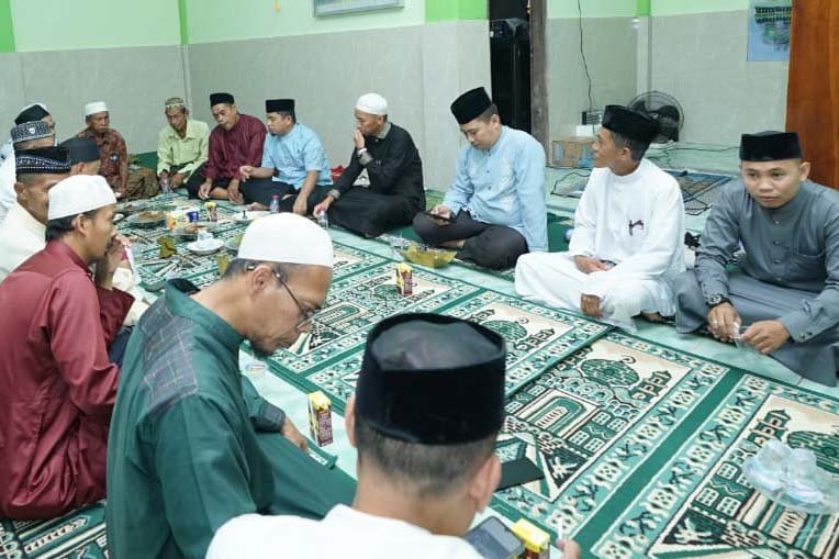 wali kota parepare tasming hamid menyerahkan bantuan masjid saat safari ramadan di bacukiki parepare