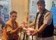 relawan bmh membagikan paket sahur on the road kepada pekerja malam di kota makassar