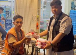 relawan bmh membagikan paket sahur on the road kepada pekerja malam di kota makassar