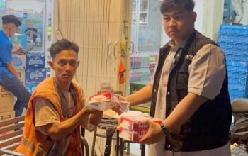 relawan bmh membagikan paket sahur on the road kepada pekerja malam di kota makassar