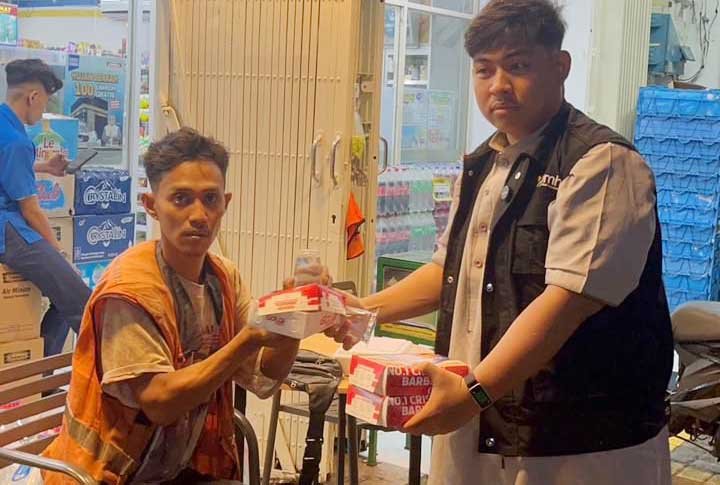 relawan bmh membagikan paket sahur on the road kepada pekerja malam di kota makassar