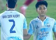 pemain psim yogyakarta savio sheva bersama van der avert pada laga bri super league melawan semen padang di stadion gor agus salim padang