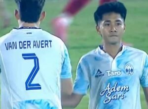 pemain psim yogyakarta savio sheva bersama van der avert pada laga bri super league melawan semen padang di stadion gor agus salim padang