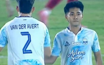 pemain psim yogyakarta savio sheva bersama van der avert pada laga bri super league melawan semen padang di stadion gor agus salim padang
