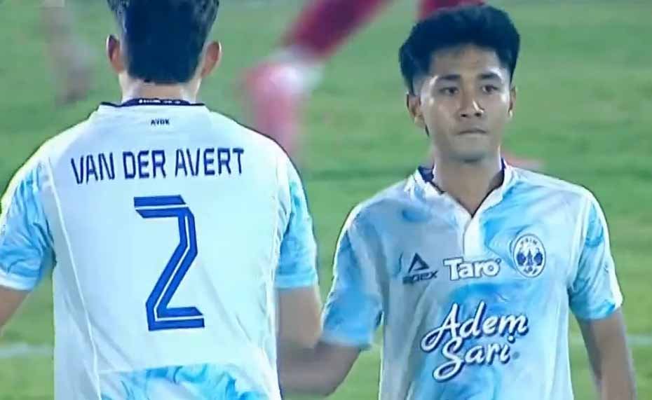 pemain psim yogyakarta savio sheva bersama van der avert pada laga bri super league melawan semen padang di stadion gor agus salim padang