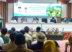sekda luwu timur ramadhan pirade membuka rakor penertiban kawasan hutan di aula sasana praja kantor bupati luwu timur