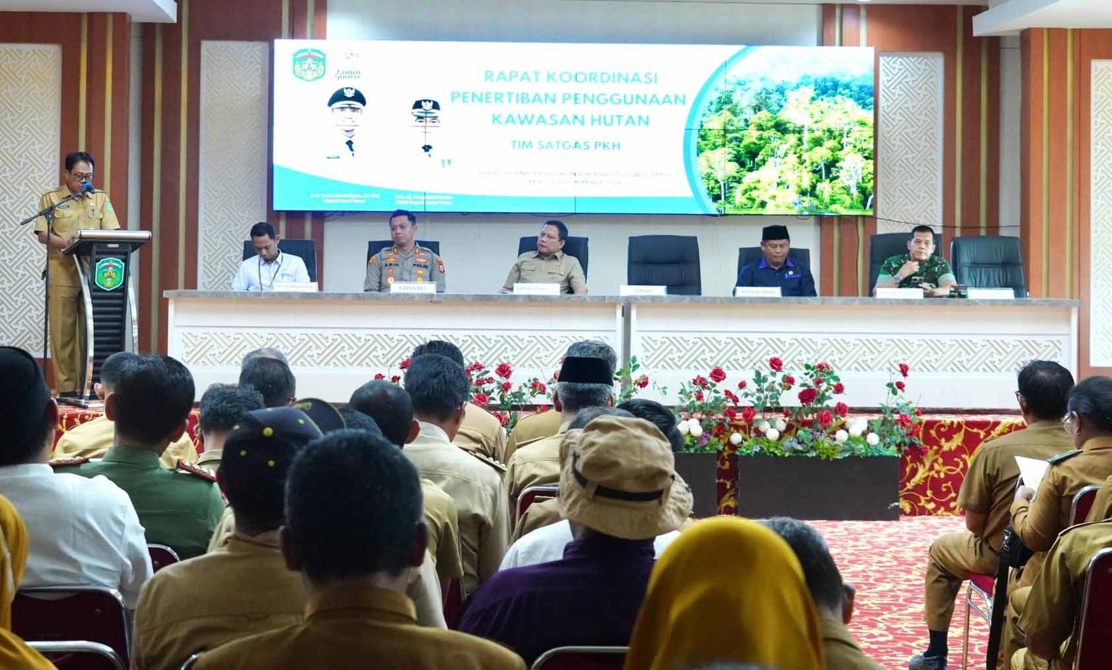 sekda luwu timur ramadhan pirade membuka rakor penertiban kawasan hutan di aula sasana praja kantor bupati luwu timur