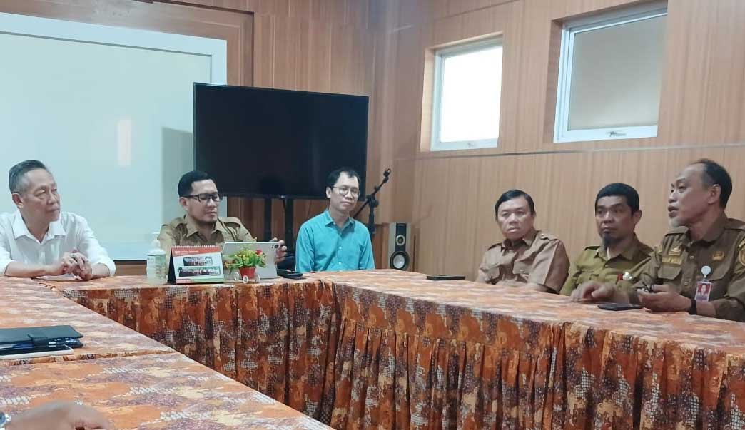 sekda parepare amarun agung hamka memimpin pertemuan dengan manajemen rs fatima parepare membahas aturan pakaian tenaga kesehatan