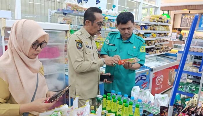 Sekda Sinjai Pimpin Sidak Pangan Jelang Lebaran, Amankan Produk Kedaluwarsa