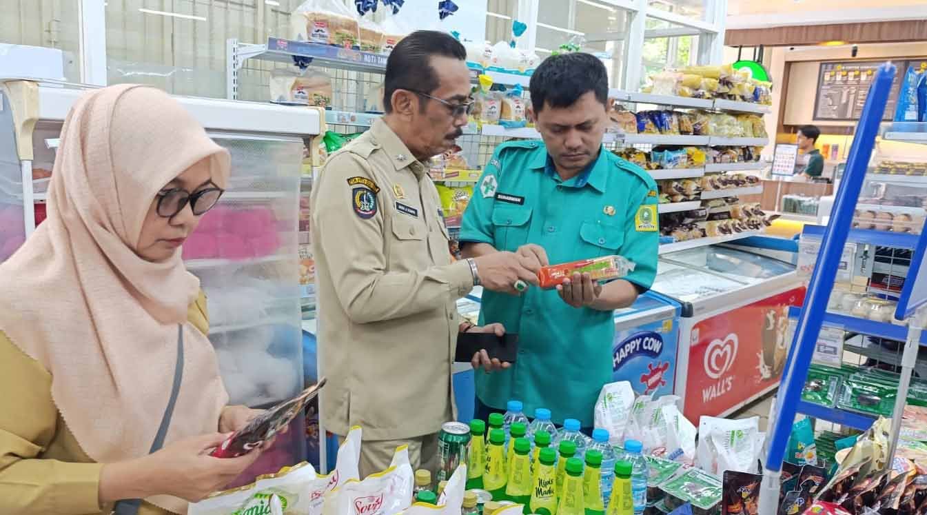 sekda sinjai andi jefrianto asapa memimpin sidak pangan di minimarket sinjai