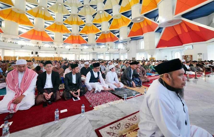 sekretaris daerah provinsi sulawesi selatan jufri rahman melaksanakan shalat ied di masjid kubah 99 asmaul husna makassar