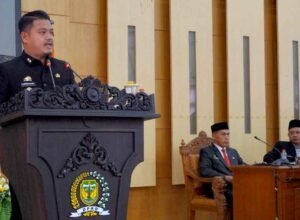 wakil bupati luwu menyerahkan lkpj 2025 dalam rapat paripurna dprd luwu