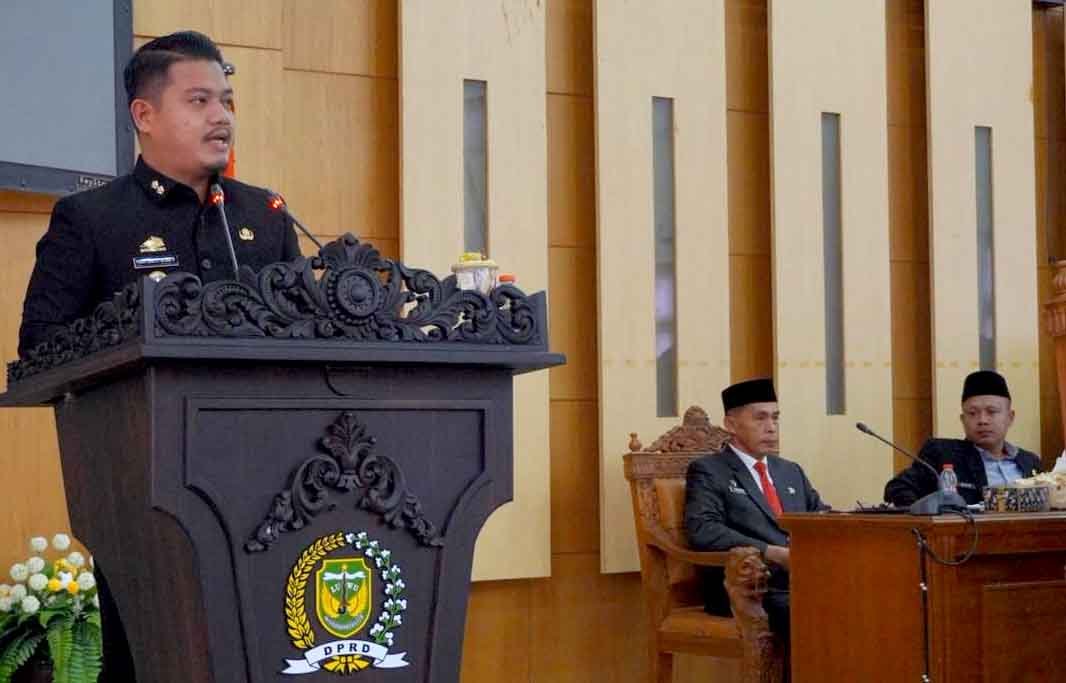 wakil bupati luwu menyerahkan lkpj 2025 dalam rapat paripurna dprd luwu