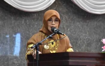 bupati sinjai ratnawati arif memaparkan capaian setahun kepemimpinannya, sinjai catat kemiskinan turun 7,41 persen dan ekonomi tumbuh 6,05 persen.