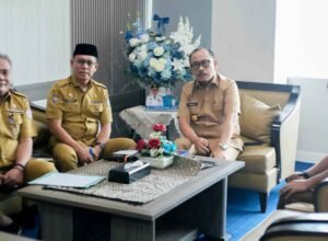 suhardi duka memimpin rapat thr pppk di mamuju