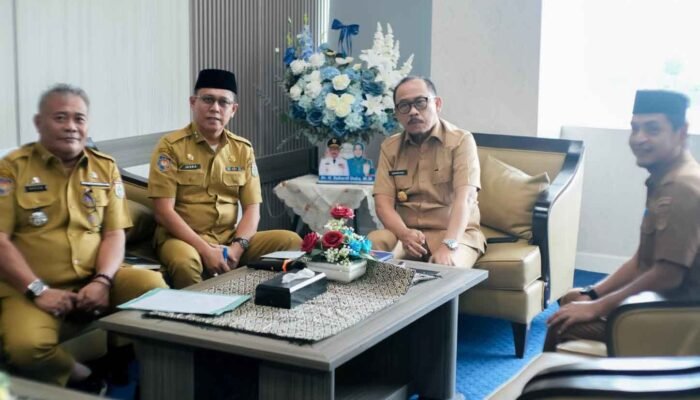 suhardi duka memimpin rapat thr pppk di mamuju