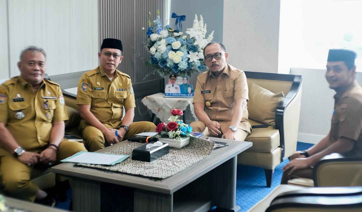 suhardi duka memimpin rapat thr pppk di mamuju