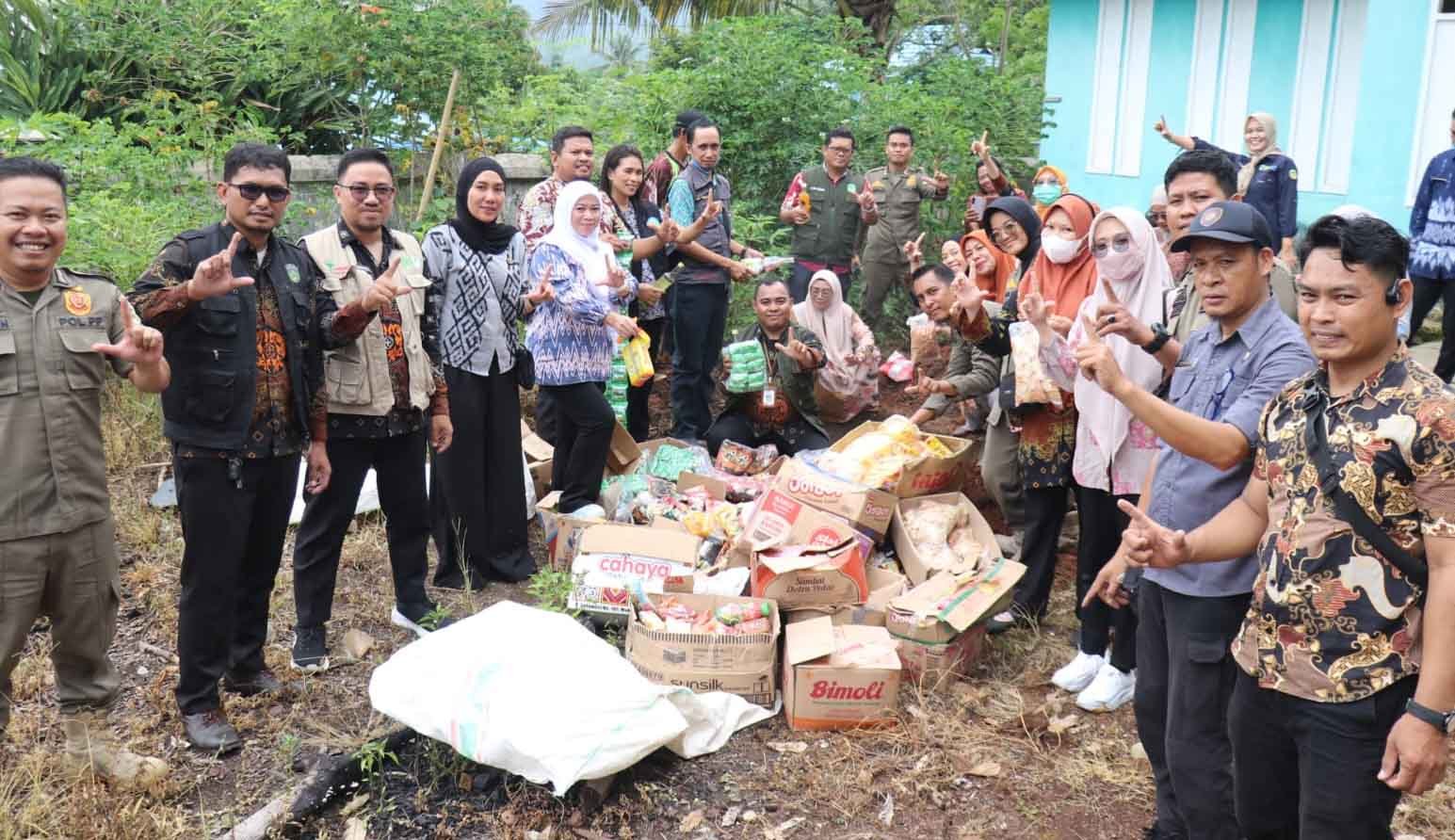 tim tkpom luwu timur menunjukkan temuan makanan dan minuman kadaluarsa hasil sidak di wasuponda