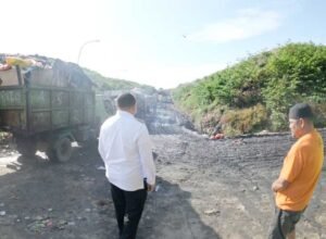wali kota makassar munafri arifuddin meninjau aktivitas truk sampah di tpa antang manggala
