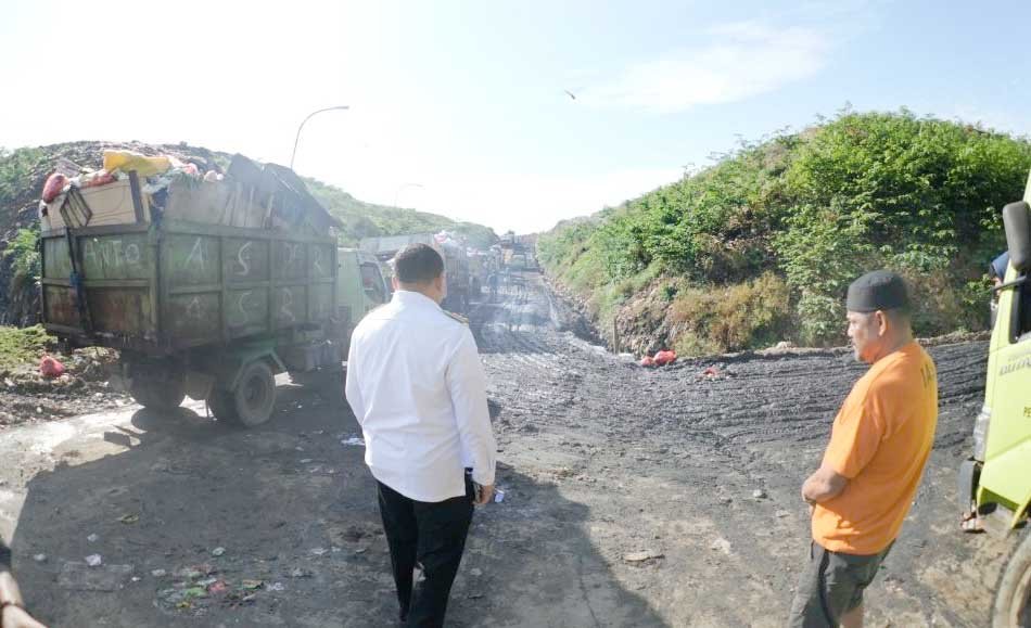 wali kota makassar munafri arifuddin meninjau aktivitas truk sampah di tpa antang manggala