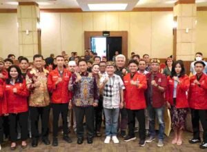 kapolda kalteng iwan kurniawan bersama gubernur kalteng agustiar sabran dan kader gmni foto bersama di palangka raya