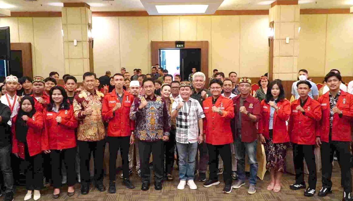 kapolda kalteng iwan kurniawan bersama gubernur kalteng agustiar sabran dan kader gmni foto bersama di palangka raya
