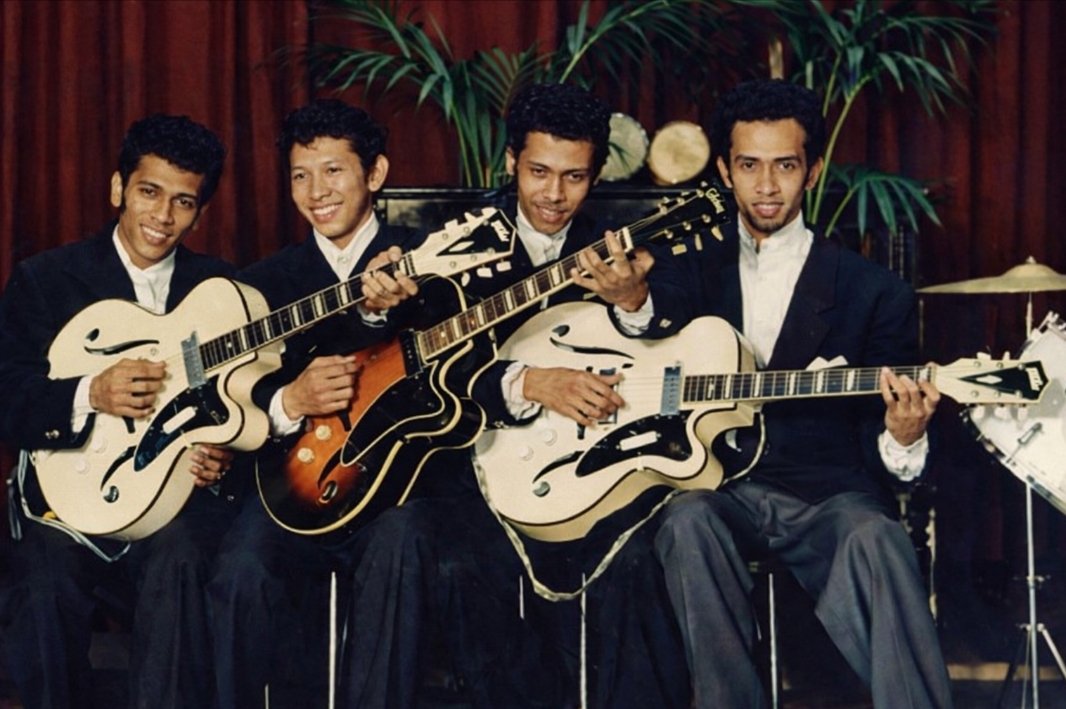 tielman brothers band indo rock tampil di eropa era 1960-an dengan gitar dan aksi panggung