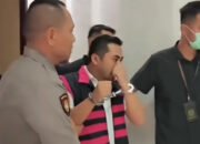 Amsal Sitepu digiring petugas dengan tangan diborgol saat pemeriksaan kasus dugaan korupsi di Pengadilan Negeri Medan