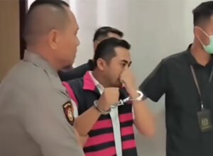 Amsal Sitepu digiring petugas dengan tangan diborgol saat pemeriksaan kasus dugaan korupsi di Pengadilan Negeri Medan