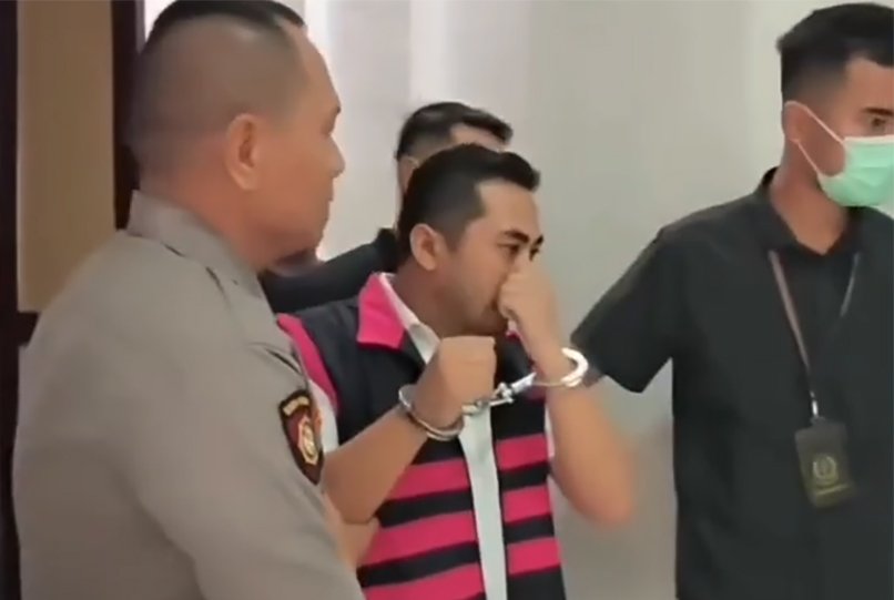 Amsal Sitepu digiring petugas dengan tangan diborgol saat pemeriksaan kasus dugaan korupsi di Pengadilan Negeri Medan