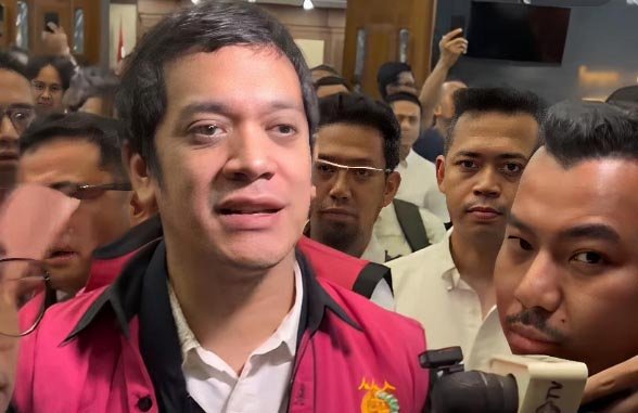 Kerry Riza usai menjalani sidang vonis kasus korupsi minyak di Pengadilan Tipikor.